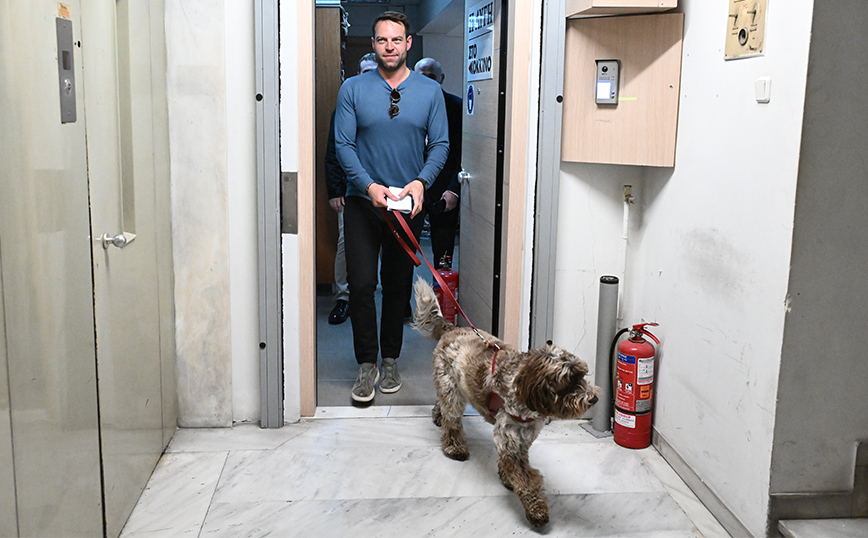 Με το σκυλί του, τη Φάρλι, έφτασε «στο Κόκκινο» για την «ώρα του προέδρου» ο Στέφανος Κασσελάκης