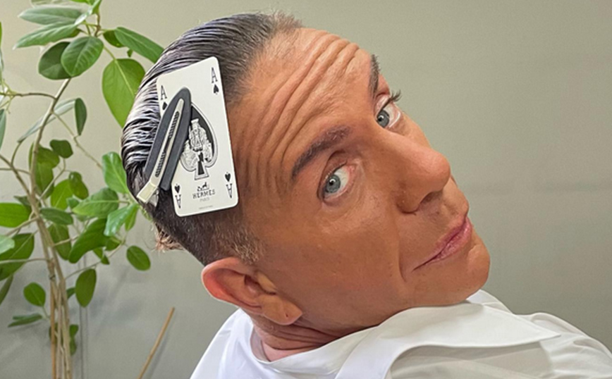 Ο Γιώργος Μαζωνάκης ποζάρει με ιδιαίτερο αξεσουάρ στα μαλλιά &#8211; «Έχω τον Άσσο»