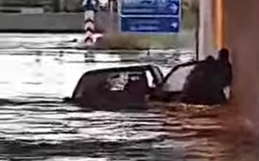 Κακοκαιρία στην Πάτρα: Γυναίκα εγκλωβίστηκε στο αυτοκίνητό της και οδηγός κολύμπησε για να τη σώσει