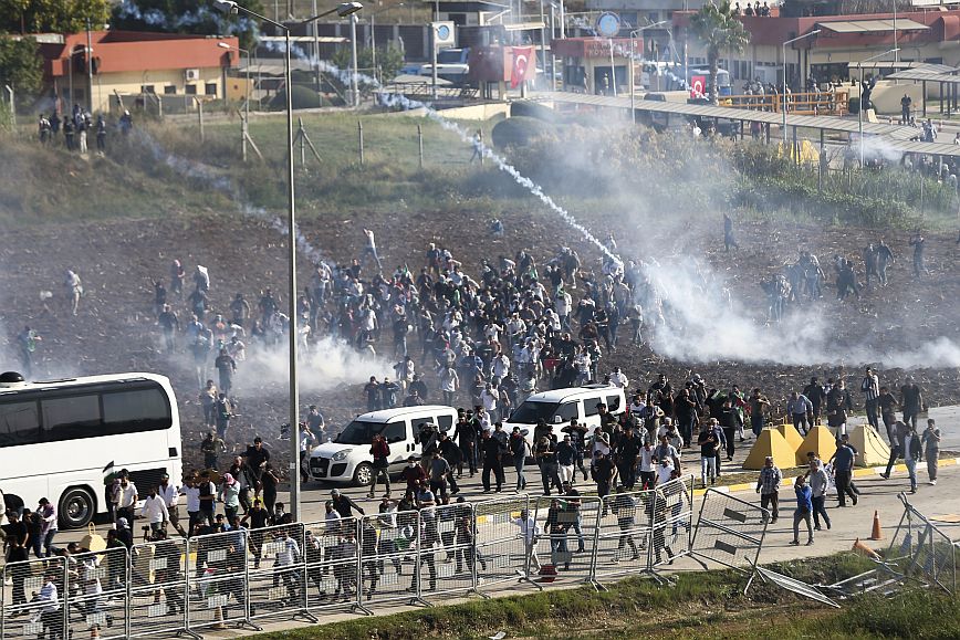 Τουρκία: Ένταση με δακρυγόνα και ρίψεις νερού έξω από τη βάση του Ιντζιρλίκ σε συγκέντρωση διαμαρτυρίας για τη Γάζα