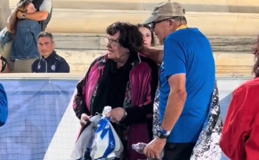 Συγκίνηση στον Μαραθώνιο &#8211; Έτρεξε να αγκαλιάσει τη σύζυγό του ο 80χρονος που τερμάτισε τελευταίος