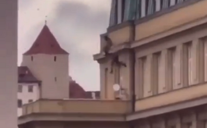 Βίντεο με φοιτητές στην Πράγα να πηδούν από τα παράθυρα για να σωθούν από τον μακελάρη
