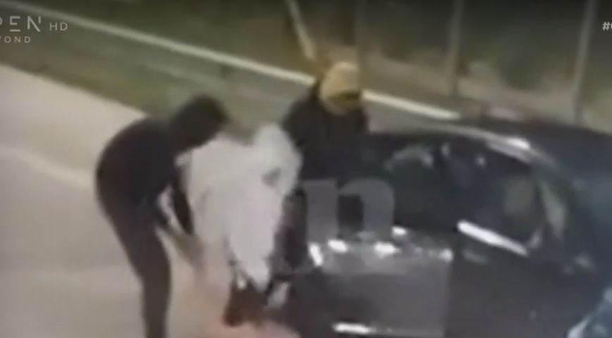 Βίντεο ντοκουμέντο με απόπειρα αρπαγής γυναίκας κοντά στα διόδια στο Αίγιο από τρεις νεαρούς