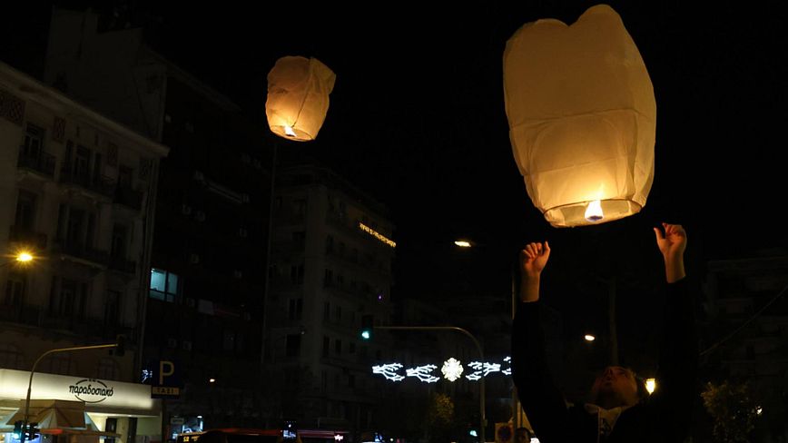 Θεσσαλονίκη: Εκατοντάδες φαναράκια στον ουρανό πάνω από την Αριστοτέλους στην εκπνοή του 2023