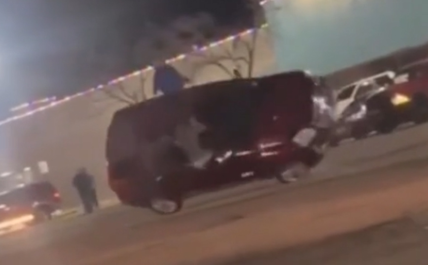 Τρομακτικό βίντεο δείχνει τη στιγμή που SUV αναποδογυρίζει και καταπλακώνει πέντε ανθρώπους