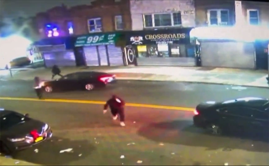 Σοκαριστικό βίντεο από τη στιγμή που τρεις ένοπλοι έστησαν ενέδρα σε όχημα και σκότωσαν μια 28χρονη μητέρα