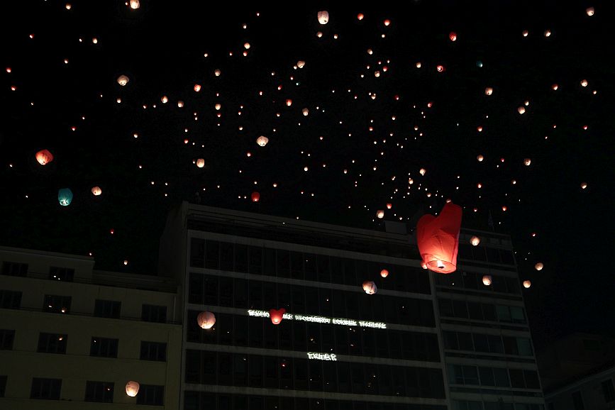 Ο ουρανός της Αθήνας φωτίστηκε από εκατοντάδες φαναράκια στο έθιμο της «Νύχτας των Ευχών»