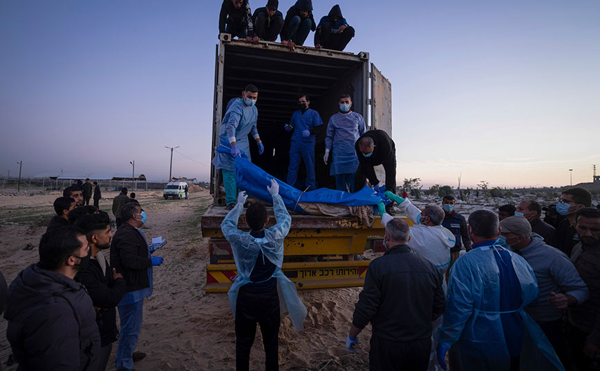 Πτώματα Παλαιστινίων θάβονται σε ομαδικό τάφο, την ώρα που το Ισραήλ πολλαπλασιάζει τα πλήγματα στη Γάζα