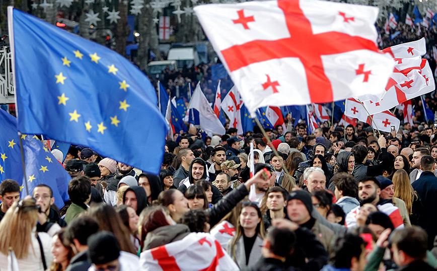 Πανηγυρισμοί στην Τιφλίδα, γιατί η ΕΕ χορήγησε στη Γεωργία καθεστώς υποψήφιας ένταξης