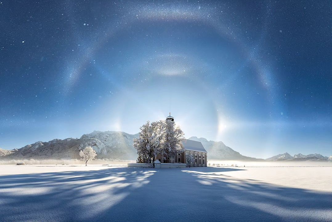 Ice halo: Το εντυπωσιακό και σπάνιο φυσικό φαινόμενο που έδωσε μια από τις πιο όμορφες χριστουγεννιάτικες φωτογραφίες