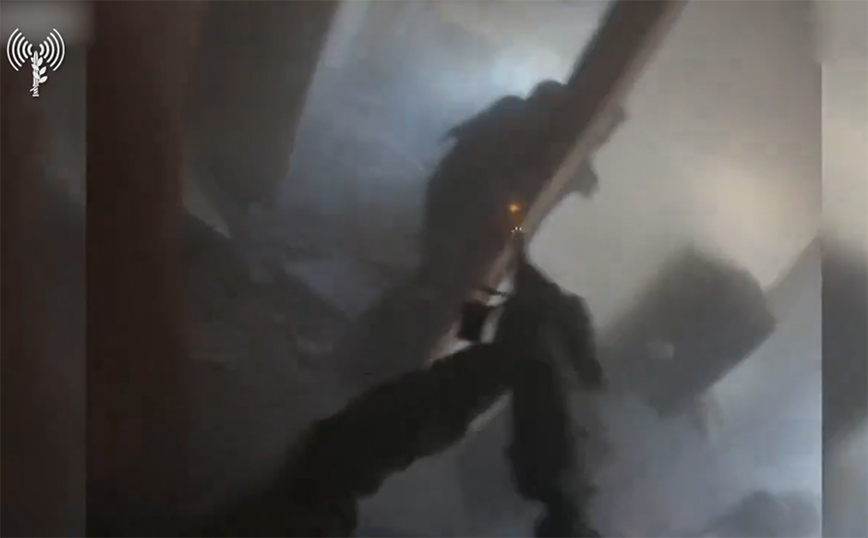 Βίντεο με Ισραηλινό στρατιώτη να «τρώει» χειροβομβίδα και να σκοτώνει δύο μαχητές της Χαμάς