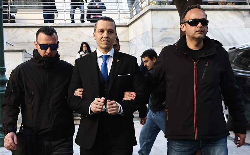 Με χειροπέδες ο Ηλίας Κασιδιάρης πήγε να ορκιστεί δημοτικός σύμβουλος της Αθήνας – Δείτε φωτογραφίες