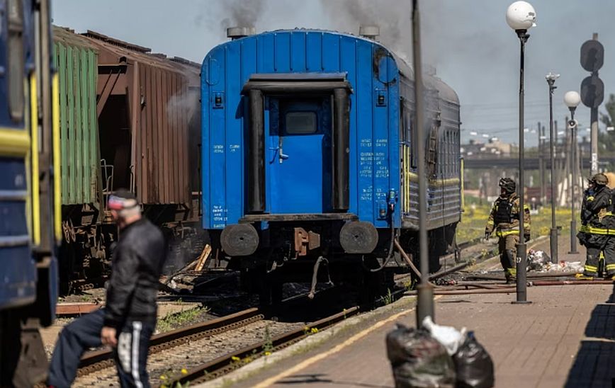 Οι Ρώσοι βομβάρδισαν σιδηροδρομικό σταθμό στη Χερσώνα &#8211; Τουλάχιστον ένας νεκρός και 4 τραυματίες