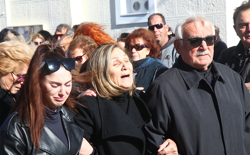 Θρήνος στην κηδεία της 43χρονης που δολοφόνησε ο 71χρονος σύντροφός της στη Σαλαμίνα &#8211; Απαρηγόρητη η μητέρα της