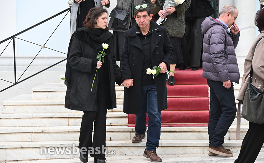 Συντετριμμένος ο Γεράσιμος Σκιαδαρέσης στην κηδεία του Γιώργου Μιχαλακόπουλου