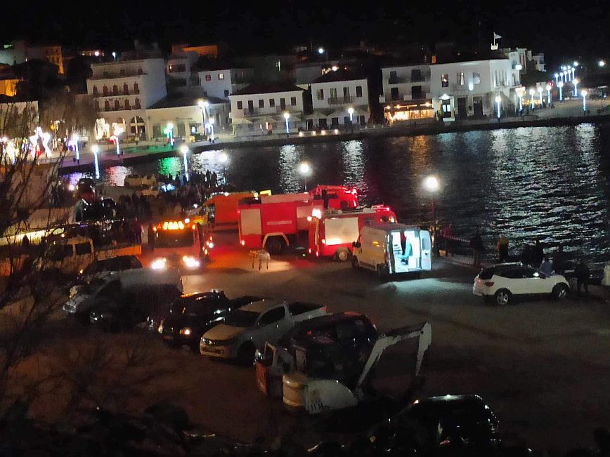 Τραγωδία στην Πύλο: Αυτοκίνητο «βούτηξε» στο λιμάνι, ένας νεκρός