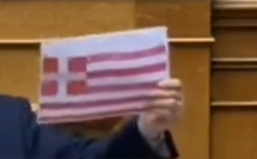 Αποσύρεται η ροζ ελληνική σημαία από το Γενικό Προξενείο της Νέας Υόρκης