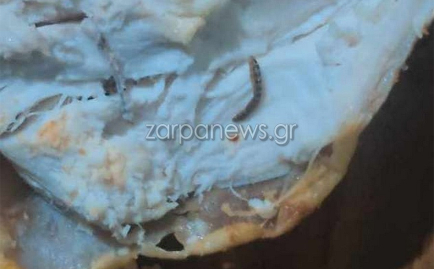 Σκουλήκια σε κοτόπουλο που αγόρασε από σούπερ μάρκετ στην Κρήτη καταγγέλλει πως βρήκε μια μητέρα
