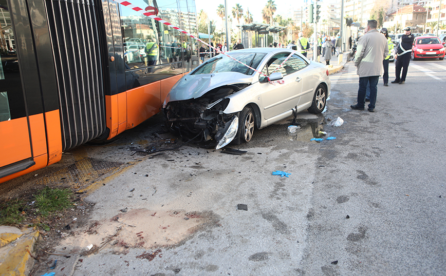 Οι πρώτες εικόνες από τη σύγκρουση αυτοκινήτου με τραμ στο Παλαιό Φάληρο &#8211; Μια γυναίκα νεκρή και ένας βαριά τραυματίας
