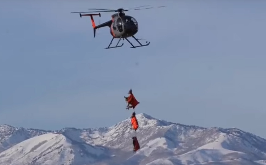 Απίθανο βίντεο με&#8230; αερομεταφορά των ταράνδων του Άη Βασίλη με ελικόπτερο