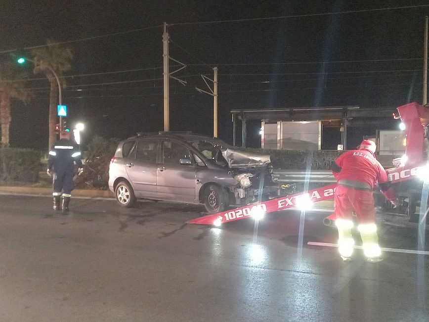 Τροχαίο στη Λεωφόρο Ποσειδώνος: Αυτοκίνητο έπεσε πάνω σε προστατευτικές μπάρες