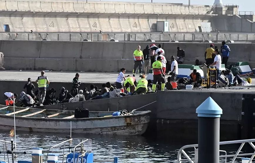 Λέμβος με περίπου 70 μετανάστες, ανάμεσά τους τρεις νεκροί, κατέπλευσε στο Ελ Ιέρο των Καναρίων Νήσων