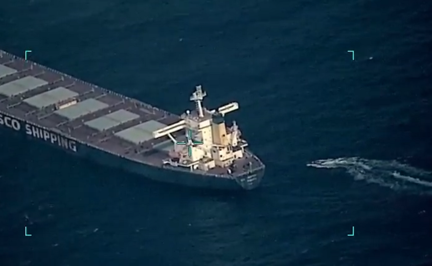 Βίντεο με τη στιγμή που πολεμικό πλοίο παρεμποδίζει απόπειρα πειρατείας στην Αραβική Θάλασσα
