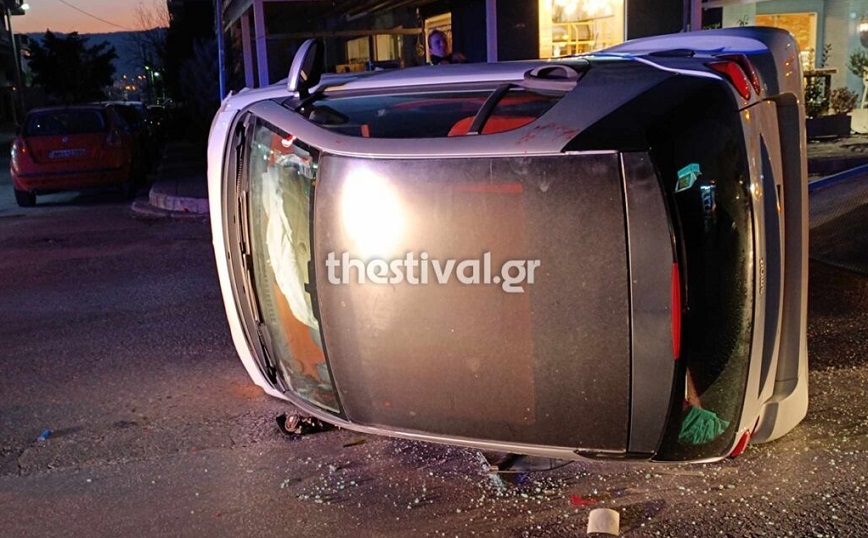 Αυτοκίνητο έπεσε σε παρκαρισμένο όχημα στη Θεσσαλονίκη &#8211; Απεγκλωβίστηκε ο οδηγός