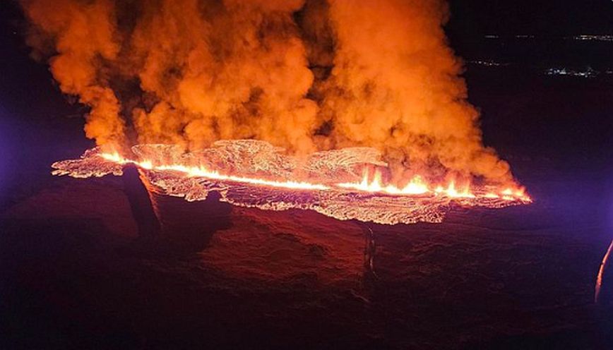 Κάηκαν σπίτια από τη λάβα του ηφαιστείου στο Γκρίνταβικ της Ισλανδίας