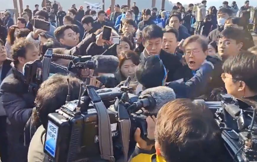 Η σοκαριστική στιγμή που ο ηγέτης της αντιπολίτευσης στη Νότια Κορέα μαχαιρώνεται στον λαιμό