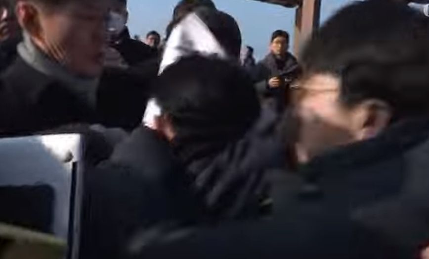Ζήτησε αυτόγραφο από τον αρχηγό της αντιπολίτευσης στη Νότια Κορέα πριν τον μαχαιρώσει στον λαιμό &#8211; Φορούσε στέμμα από χαρτί με το όνομα του Λι