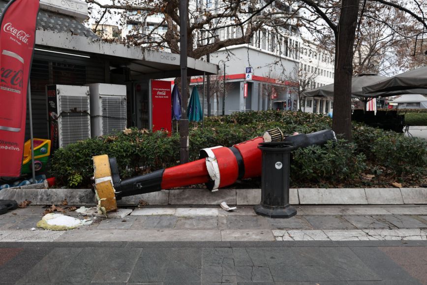 Εικόνες ντροπής στη Λάρισα &#8211; Άγνωστοι κατέστρεψαν τμήμα του χριστουγεννιάτικου στολισμού σε κεντρική πλατεία