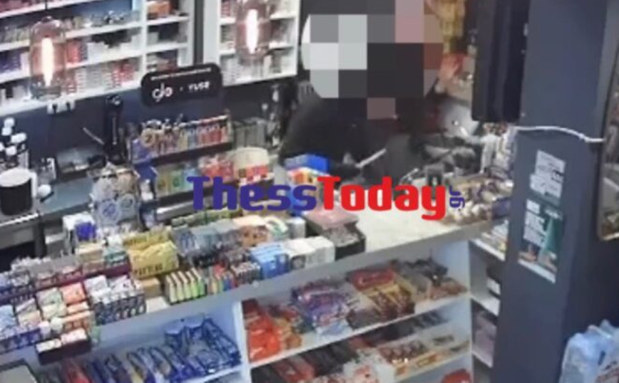 Βίντεο από ληστεία σε μίνι μάρκετ στη Θεσσαλονίκη &#8211; Απείλησε τον υπάλληλο, πήρε τα χρήματα και έγινε καπνός σε 30 δευτερόλεπτα