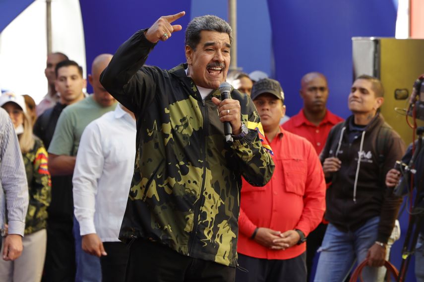 Οι ΗΠΑ ενεργοποιούν ξανά τις κυρώσεις σε βάρος της Βενεζουέλας που καταγγέλλει εκβιασμό