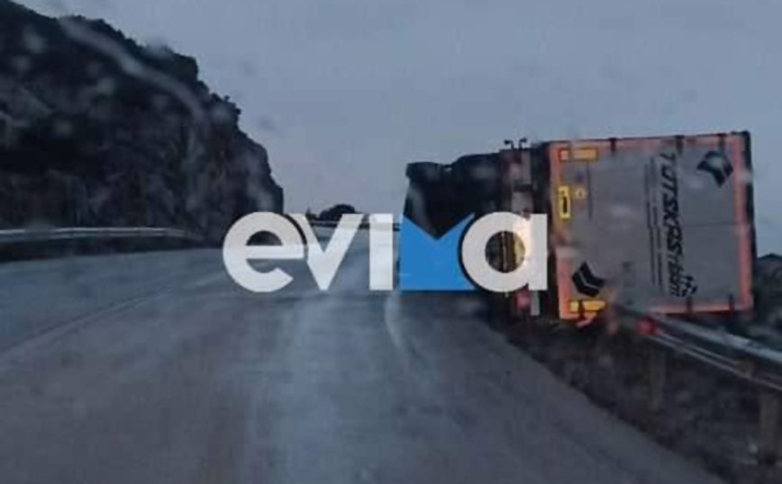 Σοκαριστικό τροχαίο στην Εύβοια: Νταλίκα ντελαπάρισε από τον αέρα &#8211; Κρέμεται σε γκρεμό για ώρες