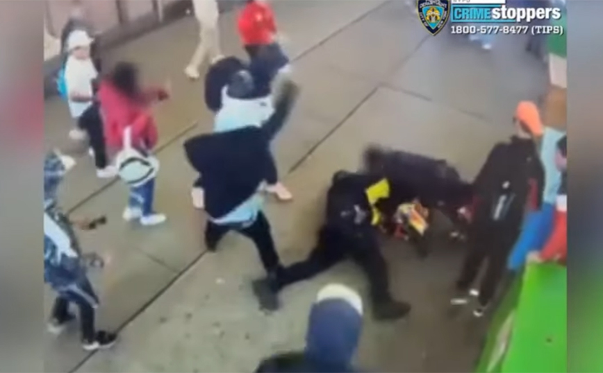 Μετανάστες ξυλοκόπησαν αστυνομικούς στη Νέα Υόρκη για μια παρατήρηση &#8211; Βίντεο με τη στιγμή της επίθεσης