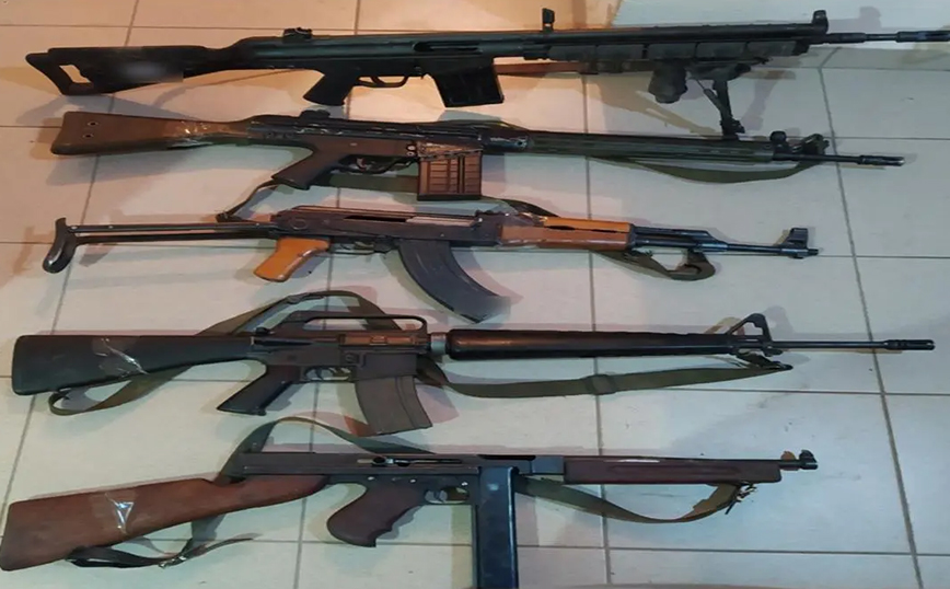 Οπλοστάσιο στη Φλώρινα: Συνελήφθη ζευγάρι που είχε στο σπίτι του 29 όπλα, 72 κιλά πυρίτιδας και χιλιάδες σφαίρες