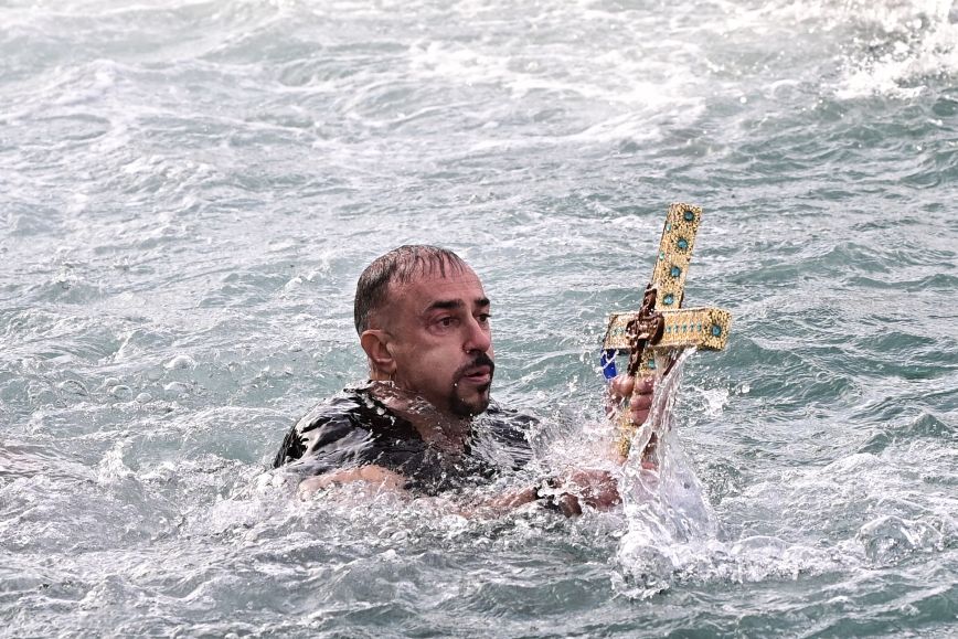 Τελέστηκε με ιδιαίτερη λαμπρότητα η τελετή αγιασμού των υδάτων στο λιμάνι του Πειραιά