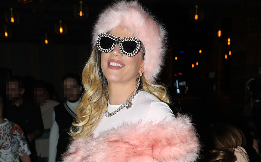 Sexy mamma η Κατερίνα Στικούδη σε βραδινή έξοδο, με light pink εφαρμοστό φόρεμα, γούνα, εκκεντρικά γυαλιά και σκουλαρίκια
