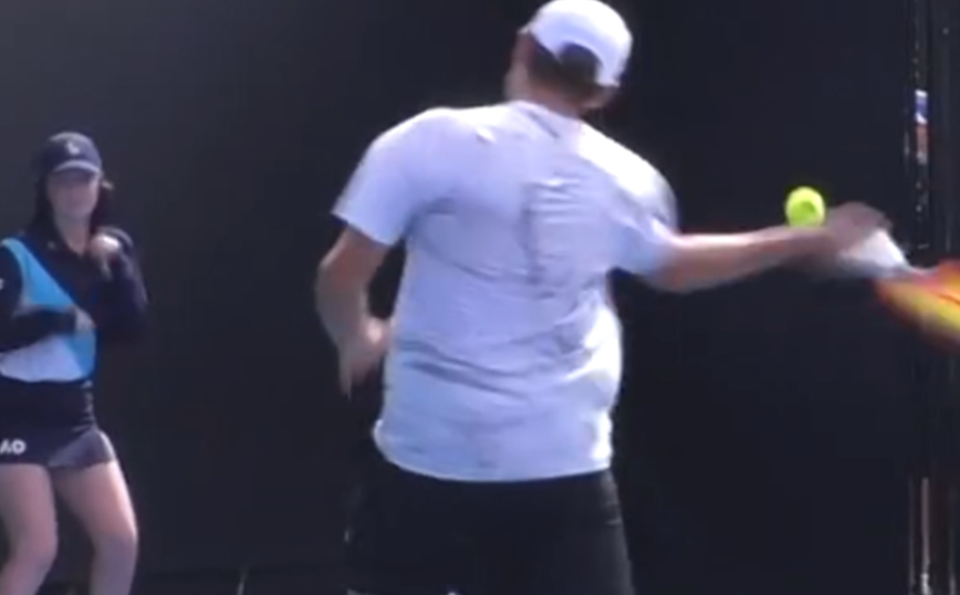 Η στιγμή που ο Κότοφ ξέσπασε στο μπαλάκι του τένις στο Australian Open &#8211; Έτρεμε το κορίτσι που του πέρασε ξυστά από το κεφάλι