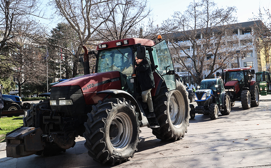 Παραμένουν στο μπλόκο του Ε-65 οι αγρότες της Καρδίτσας και των Φαρσάλων &#8211; Αποκλεισμός του τελωνείου των Ευζώνων