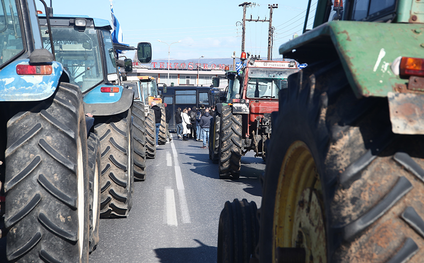 Κλιμακώνουν τις κινητοποιήσεις τους οι αγρότες &#8211; Ενισχύουν με τρακτέρ τα μπλόκα τους