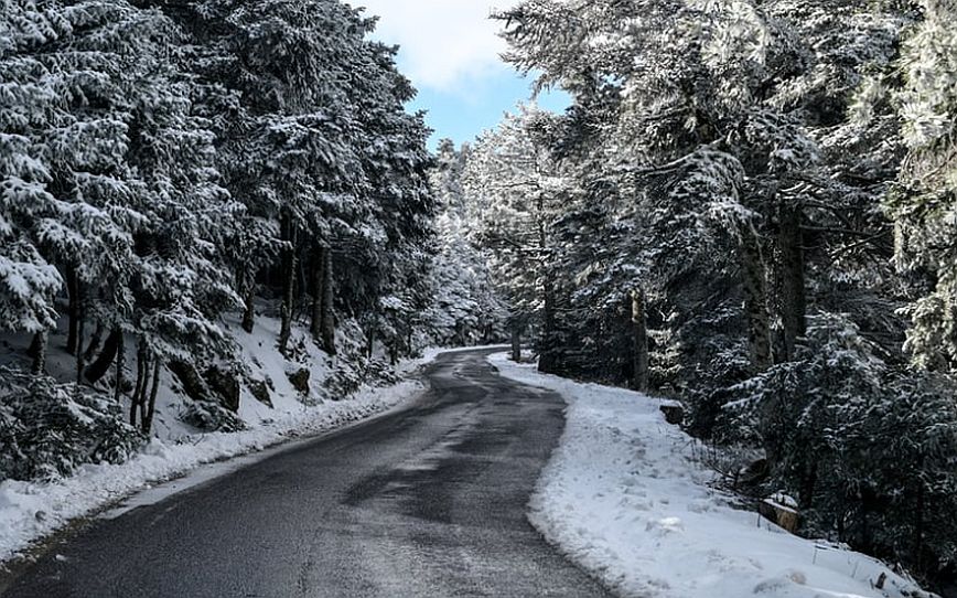 Διακοπή κυκλοφορίας στην Πάρνηθα λόγω χιονιά &#8211; Έκλεισε ο δρόμος από το ύψος του τελεφερίκ