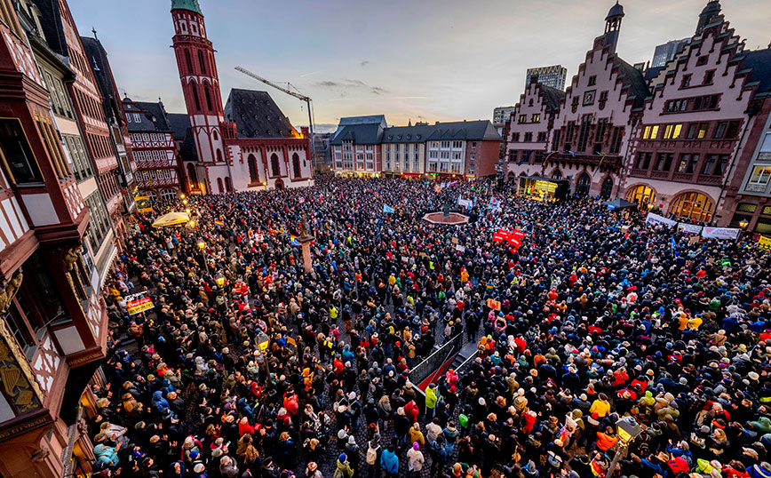 Χιλιάδες άνθρωποι ένωσαν τις φωνές τους κατά της ακροδεξιάς πολιτικής στη Φρανκφούρτη