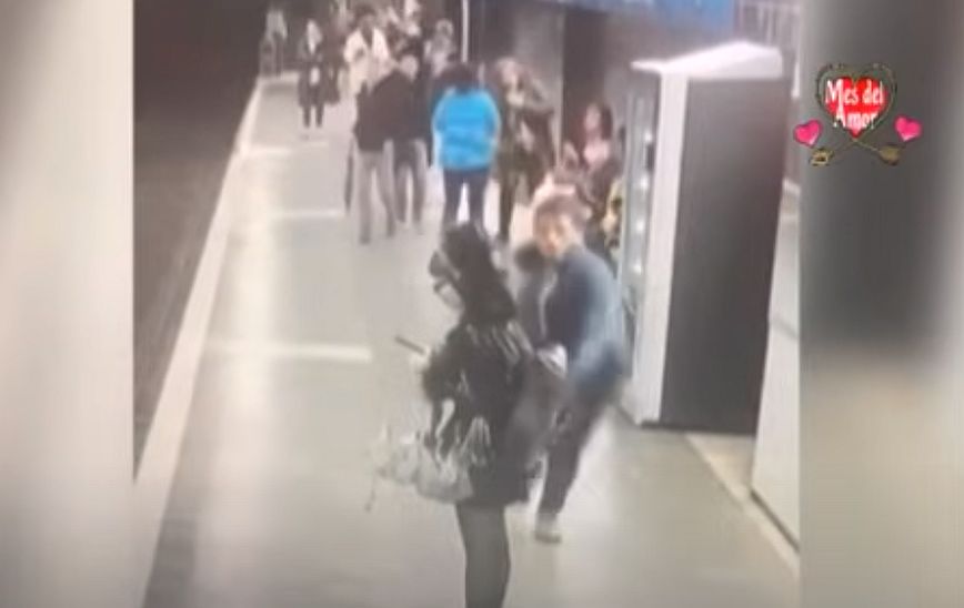 Άνδρας χτυπούσε γυναίκες που περίμεναν σε σταθμό του μετρό της Βαρκελώνης &#8211; Μια σωριάστηκε στο έδαφος