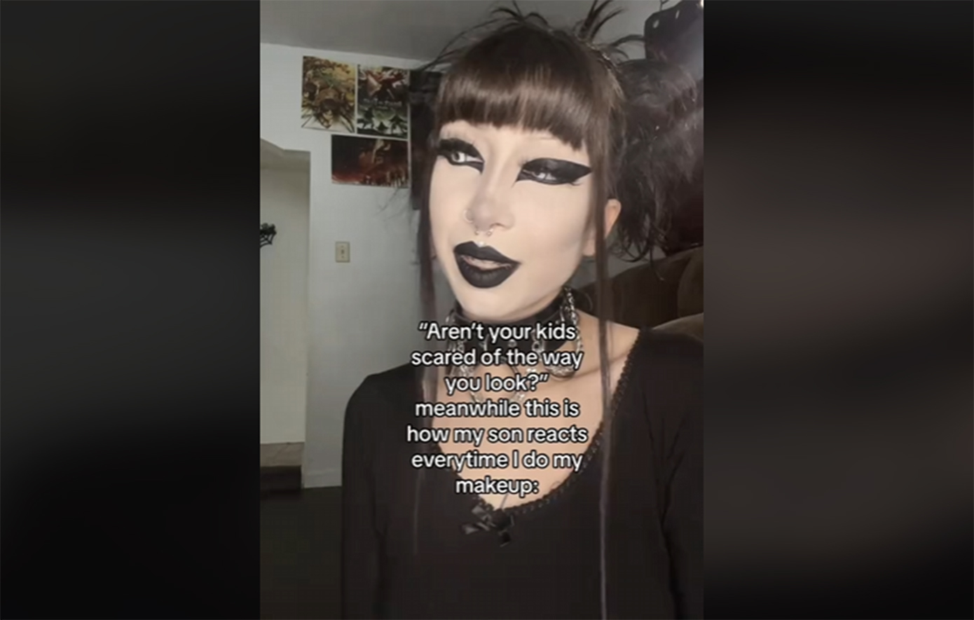 Emo μαμά δέχεται επικρίσεις για το gothic στυλ της &#8211; Φοράει σορτσάκια και βάζει έντονο makeup