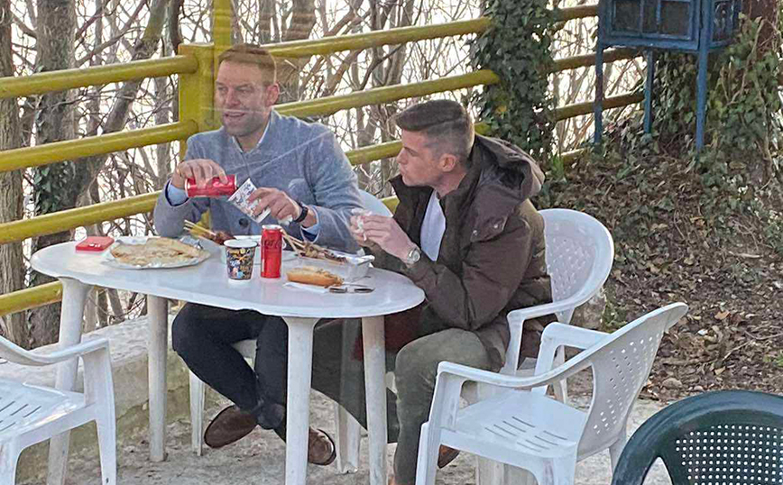 Στέφανος Κασσελάκης και Τάιλερ έφαγαν σουβλάκια σε καντίνα στη Γέφυρα Σερβίων