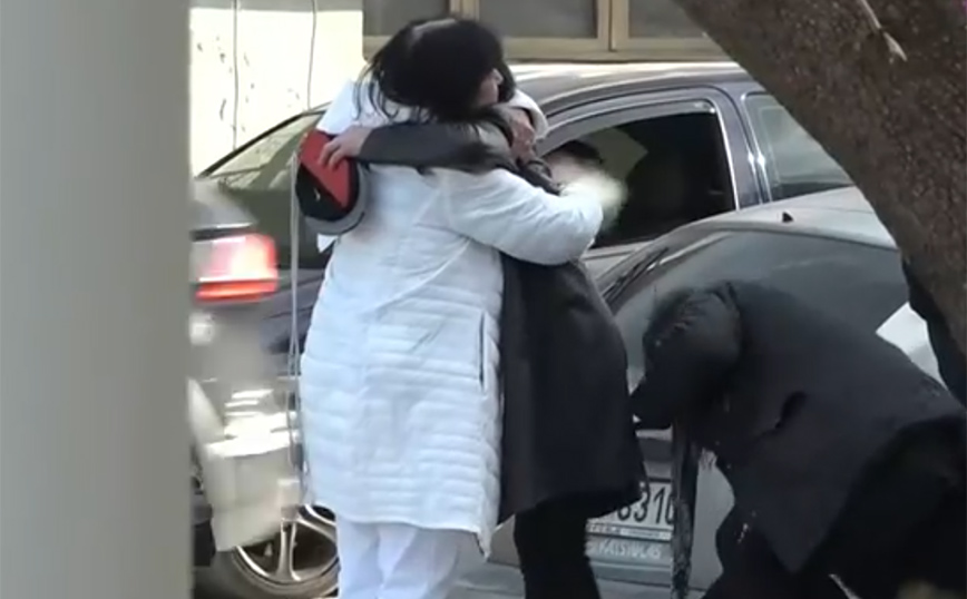 Αγκαλιασμένες οι κόρες του Βαγγέλη Ρωχάμη στην κηδεία του – Δείτε βίντεο