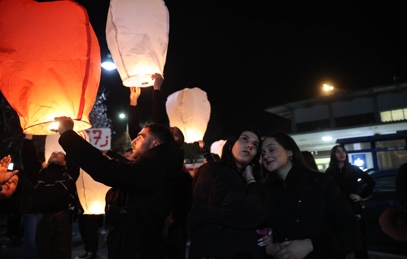 Τέμπη: Φοιτητές και μαθητές άφησαν φαναράκια στον ουρανό στη μνήμη των θυμάτων