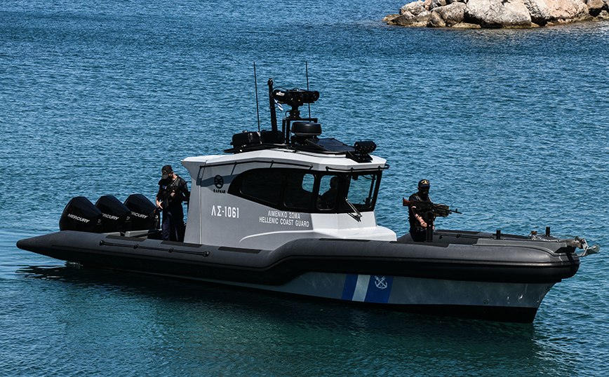 Εντοπισμός οχήματος στη θάλασσα στο λιμάνι του Πειραιά &#8211; Έρευνες από δύτες